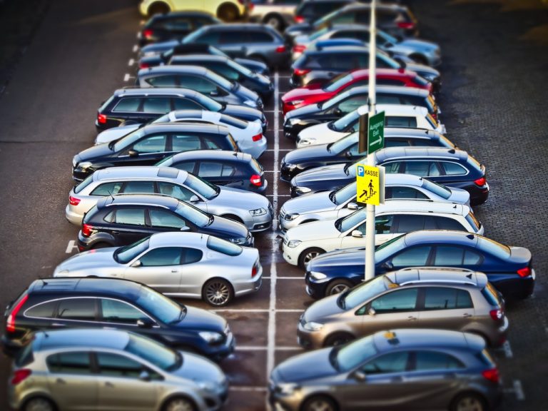 Dlaczego warto zostawić samochód na parkingu strzeżonym